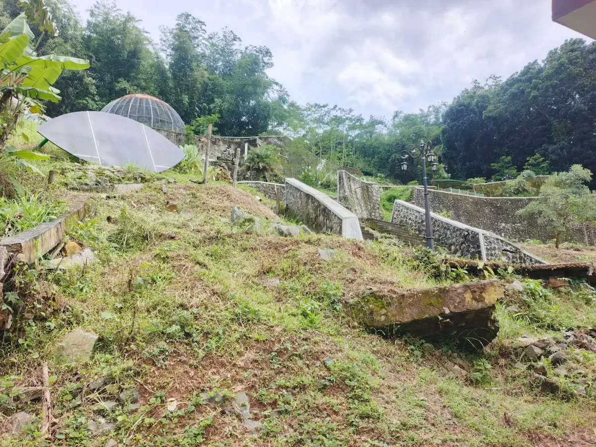 bangunan di mini zoo rusak akibat longsor.