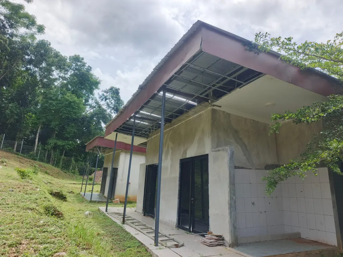 Kondisi bangunan proyek Mini Zoo Purworejo yang rusak parah dan terbengkalai dengan atap ambrol terkait kasus dugaan korupsi.