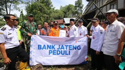 Bupati Tegal Ischak Maulana Rohman didampingi Wakil Pemimpin Bank Jateng Cabang Slawi menyerahkan bantuan CSR kepada korban tanah bergerak di Bumijawa.
