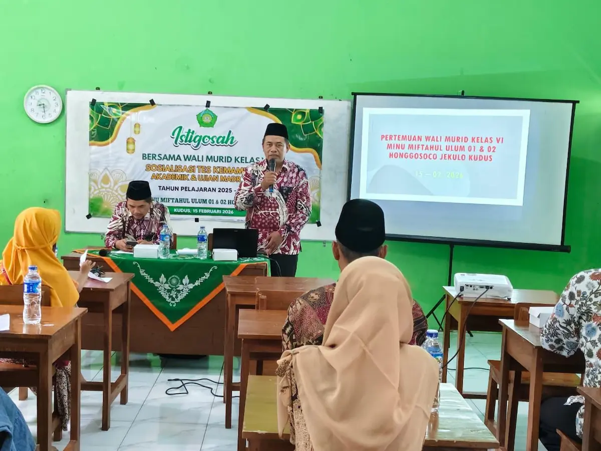 Kepala MI Miftahul Ulum 02 M Solihul Huda memberikan sosialisasi Tes Kemampuan Akademik kepada wali murid di Kudus.