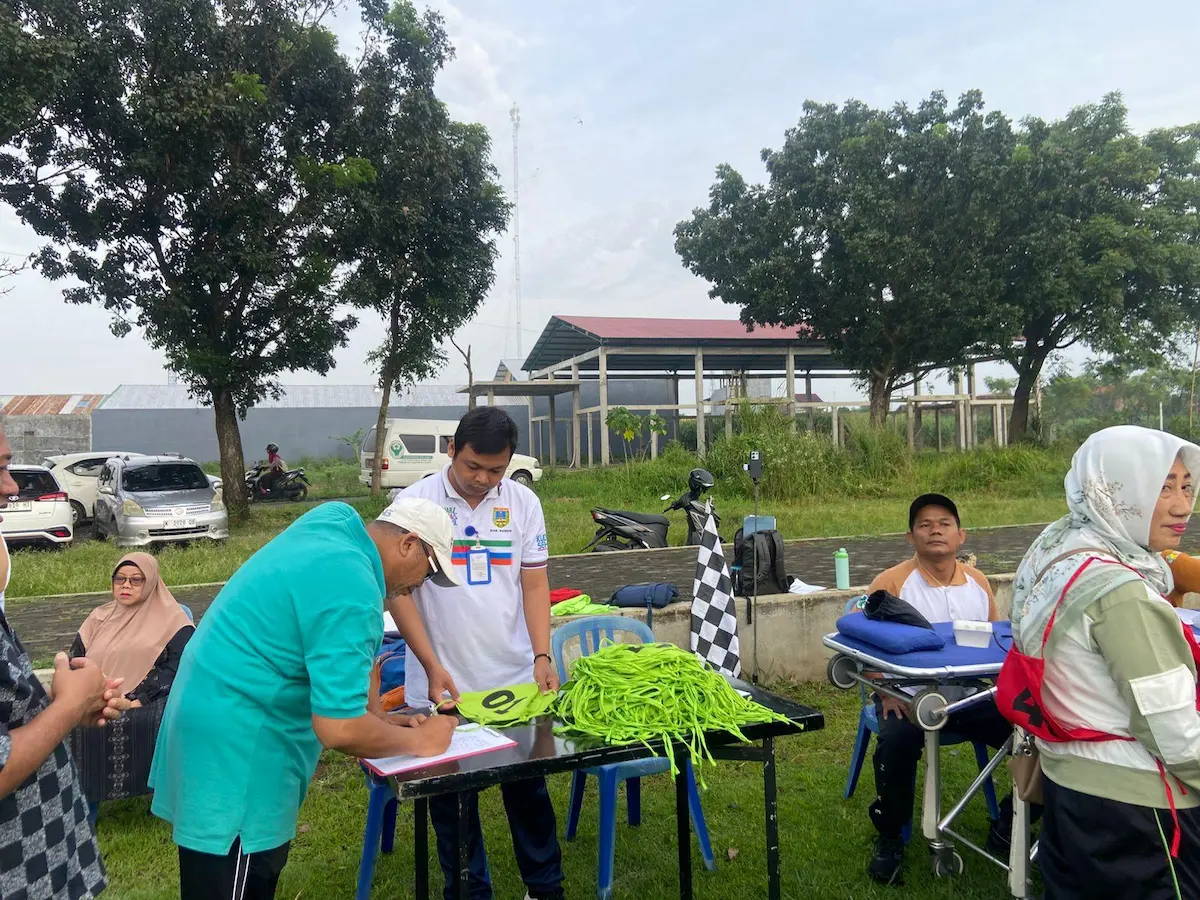Sejumlah calon jemaah haji Kecamatan Bae sedang melakukan lari kecil saat tes kebugaran metode Rockport di Lapangan Desa Bacin.