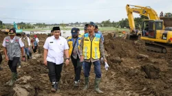 Wakil Gubernur Jateng Taj Yasin meninjau alat berat yang sedang memperbaiki tanggul Sungai Tuntang yang jebol di Godong Grobogan.