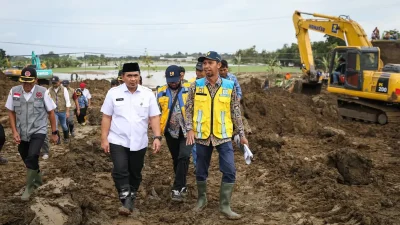 Wakil Gubernur Jateng Taj Yasin meninjau alat berat yang sedang memperbaiki tanggul Sungai Tuntang yang jebol di Godong Grobogan.