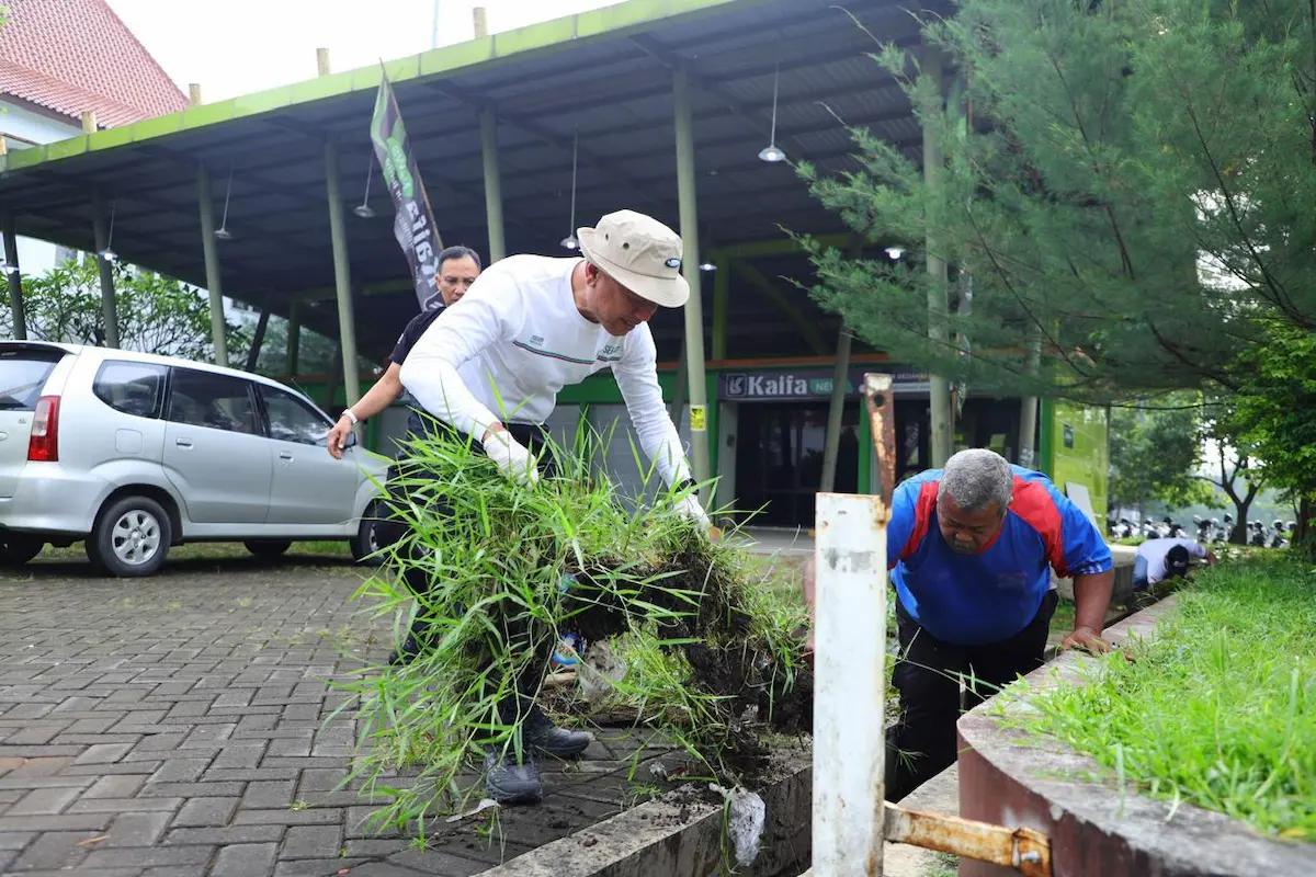 Bupati Kudus Sam'ani Intakoris bersama jajaran TNI, Polri, dan warga sedang bergotong royong dalam aksi bersih sampah Kudus di kawasan Balai Jagong