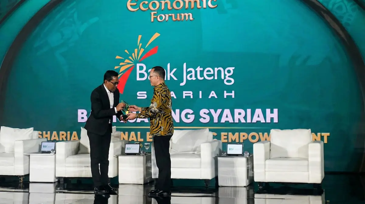 Agus Sapto Prasetio menerima penghargaan bergengsi Bank Jateng Syariah dari Direktur Utama Metro TV di Jakarta.
