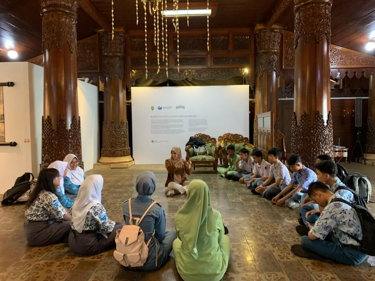 Suasana aktivitas pembelajaran siswa di area Pendopo Kabupaten yang kini telah dialihfungsikan menjadi bagian dari Museum Kartini Jepara.