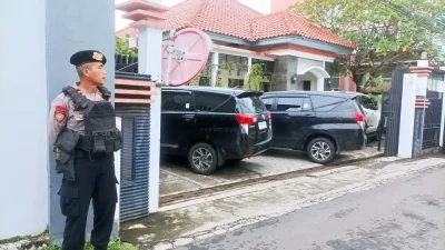 Personel Brimob tampak bersiaga melakukan pengawalan ketat di depan rumah Kepala DPUTR Pati saat penyidik KPK melakukan penggeledahan