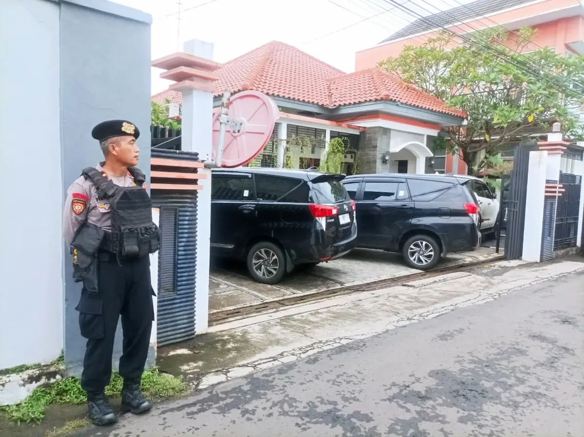 Personel Brimob tampak bersiaga melakukan pengawalan ketat di depan rumah Kepala DPUTR Pati saat penyidik KPK melakukan penggeledahan