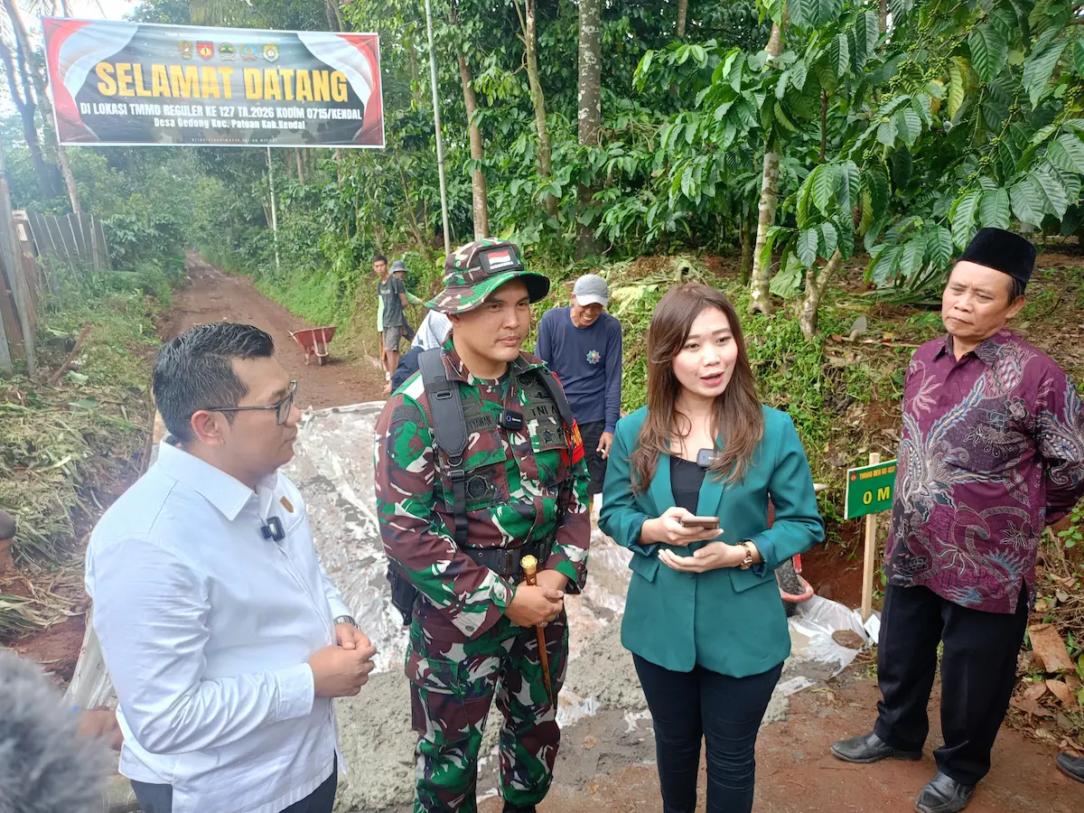 Ketua DPRD Kendal Mahfud Sodiq (kiri) bersama Dandim 0715/Kendal Letkol Inf Bagus Setyawan meninjau lokasi TMMD di Desa Gedong.