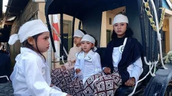 Prosesi pemotongan rambut anak bajang dalam tradisi ruwatan rambut gimbal di Dataran Tinggi Dieng