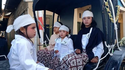 Prosesi pemotongan rambut anak bajang dalam tradisi ruwatan rambut gimbal di Dataran Tinggi Dieng