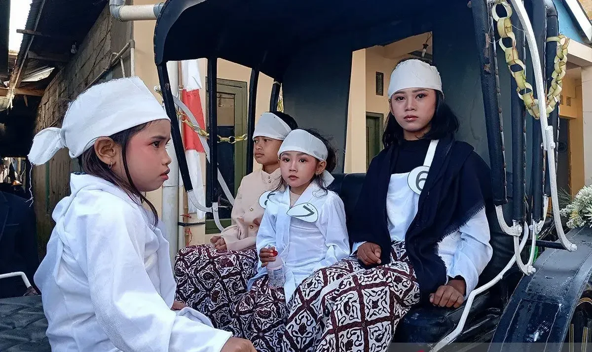 Prosesi pemotongan rambut anak bajang dalam tradisi ruwatan rambut gimbal di Dataran Tinggi Dieng