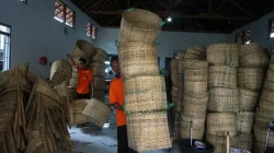 Terlihat beberapa warga binaan pemasyarakatan saat membawa dan merakit produk kerajinan tempat sampah anyaman bambu di area Rutan Kelas IIB Purbalingga.