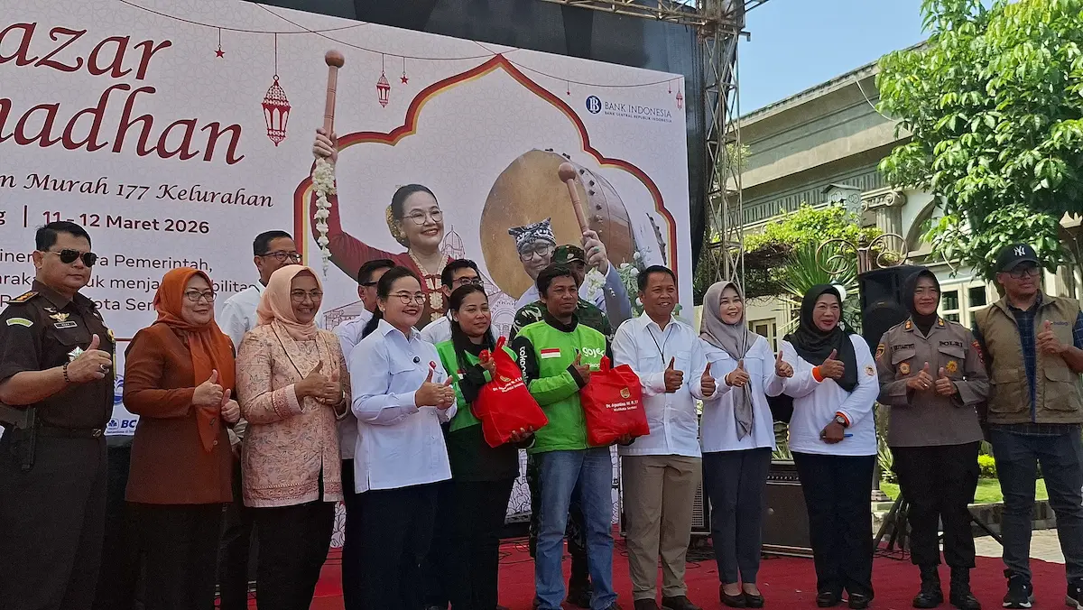 Wali Kota Semarang Agustina Wilujeng Pramestuti meninjau warga yang sedang berbelanja kebutuhan pokok di Bazar Ramadan Balai Kota.