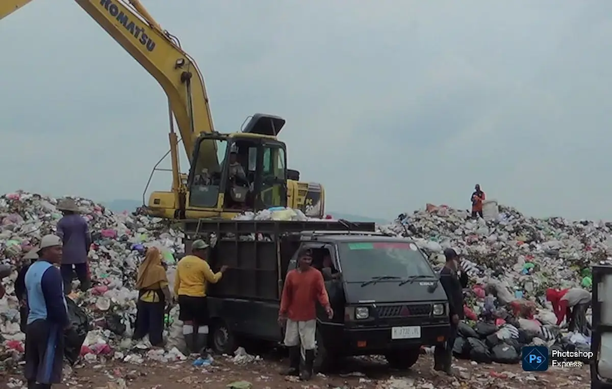 Tumpukan sampah yang menggunung di TPA Darupono Kendal saat momentum libur Hari Raya Idulfitri.