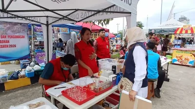 Petugas gabungan dari BBPOM dan Dinkes Semarang sedang melakukan uji sampel takjil berbuka puasa di kawasan Tembalang