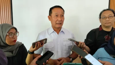 Ketua DPRD Kota Semarang Kadar Lusman sedang berbicara memberikan keterangan resmi kepada awak media.