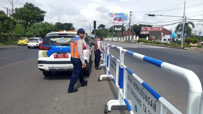 Petugas Dinas Perhubungan sedang memasang pembatas jalan untuk menjaga kelancaran arus lalu lintas pemudik di Kota Semarang.