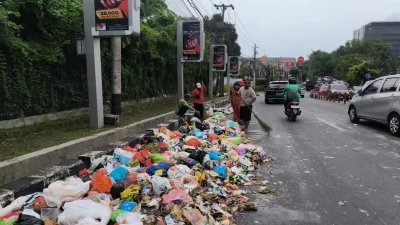 Ngebut 60 Km/Jam Bikin Muatan Tumpah ke Jalan, Sopir Truk Sampah di Semarang Diancam Pemecatan!