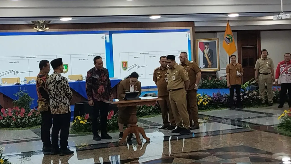 Wali Kota Semarang Agustina Wilujeng Pramestuti menandatangani pakta integritas di depan jajaran KPK dan Pemprov Jateng di Gedung Gradhika Bhakti Praja.
