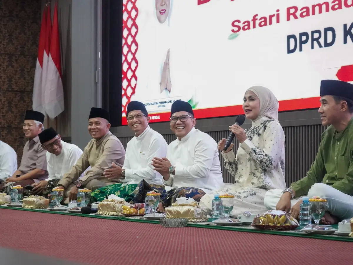 Suasana dialog dalam acara Safari Ramadan yang dihadiri Ketua DPRD dan Bupati Kendal di Ruang Paripurna DPRD Kendal.