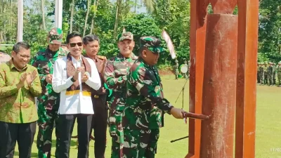 Danrem 073/Makutarama Kolonel Arm Ezra Nathanael bersama pejabat daerah Kendal saat upacara penutupan TMMD di Desa Gedong.