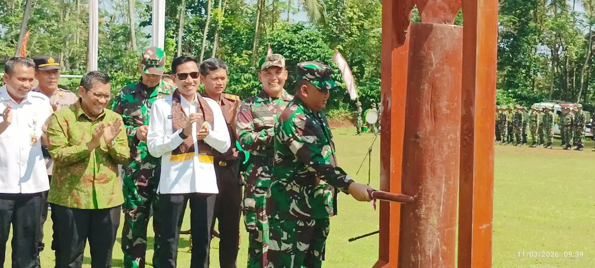 Danrem 073/Makutarama Kolonel Arm Ezra Nathanael bersama pejabat daerah Kendal saat upacara penutupan TMMD di Desa Gedong.