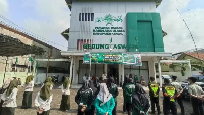 Sejumlah pengurus dan relawan PCNU Kendal melaksanakan upacara pembukaan Posko Mudik NU Peduli di halaman Gedung Aswaja.
