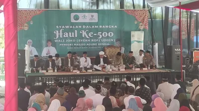 Lautan ribuan jemaah yang antusias berkumpul memadati area Masjid Agung Kendal untuk mengikuti rangkaian peringatan Haul Wali Joko.