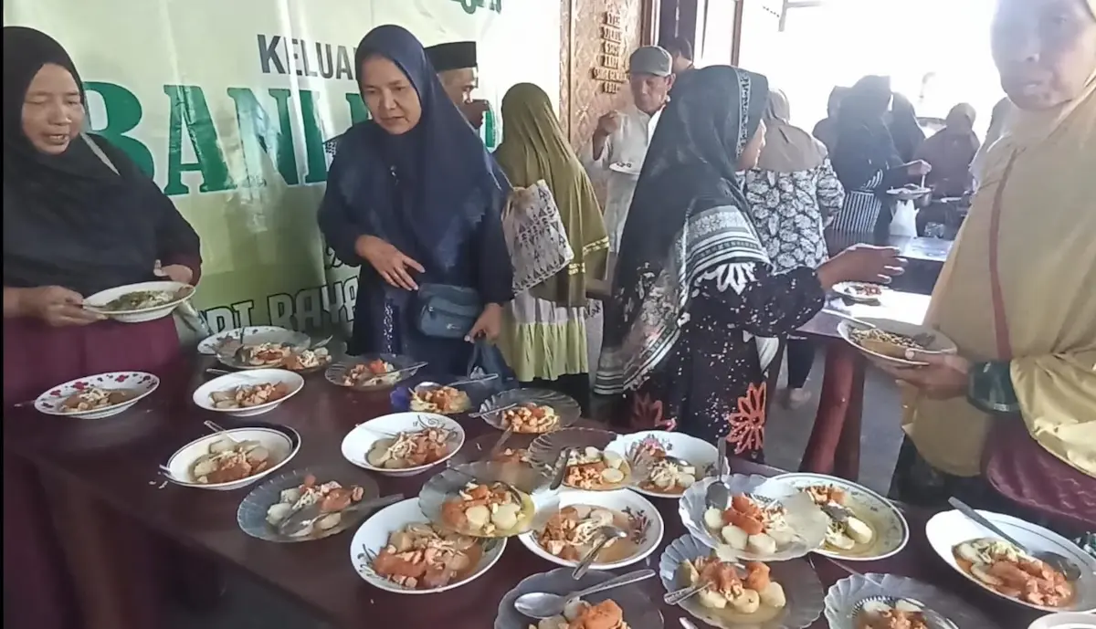 Suasana ribuan warga dan jamaah saat menikmati hidangan lontong opor gratis dalam peringatan Haul Wali Gembyang di Kabupaten Kendal.