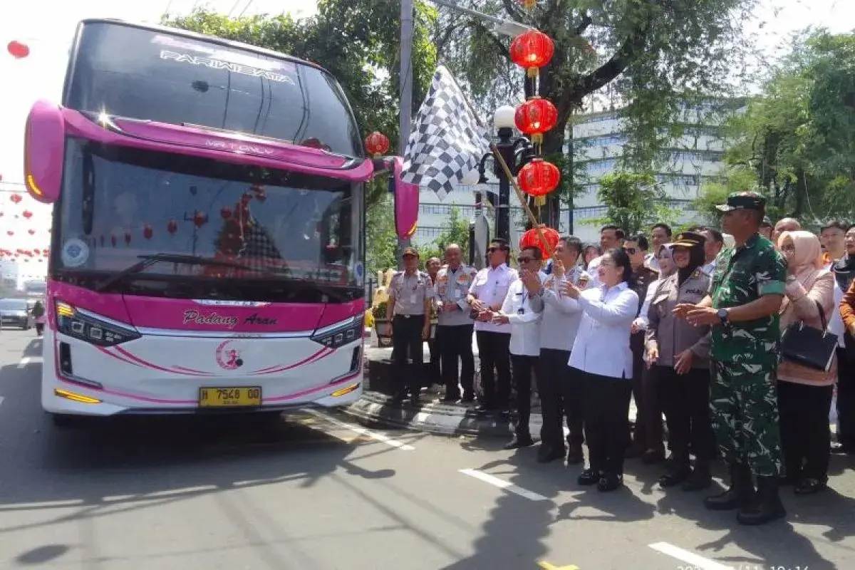 Deretan armada bus mudik gratis bersiap diberangkatkan dari halaman Balai Kota Semarang menuju TMII Jakarta.