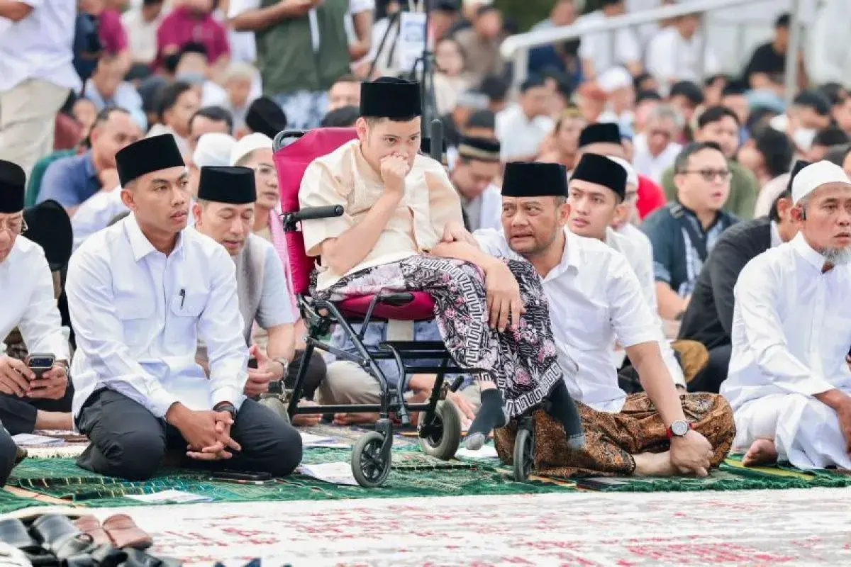 Gubernur Jateng Ahmad Luthfi mengenakan peci hitam dan kemeja putih sedang merayakan Idulfitri di Lapangan Simpang Lima Semarang.