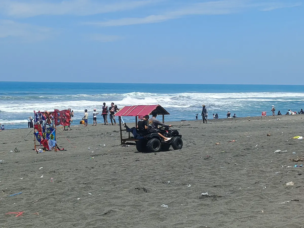 Suasana keramaian ribuan wisatawan di Pantai Dewaruci Kabupaten Purworejo saat masa libur Lebaran.