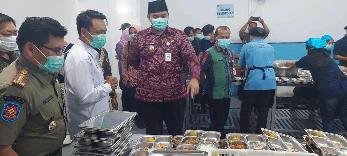 Wakil Bupati Jepara Muhammad Ibnu Hajar sedang memantau langsung dapur Satuan Pelayanan Pemenuhan Gizi (SPPG) untuk program Makan Bergizi Gratis