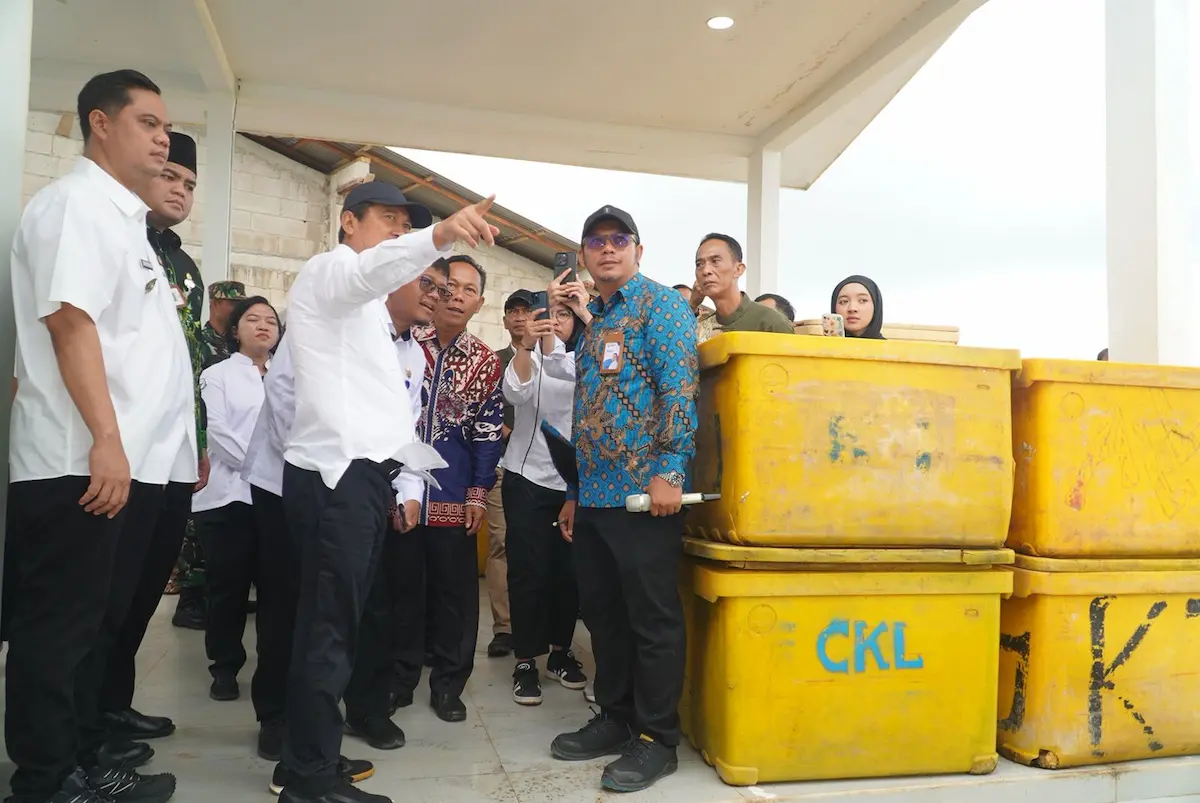 Menteri KKP Sakti Wahyu Trenggono dan Bupati Jepara Witiarso Utomo meninjau Kampung Nelayan Merah Putih di Bumiharjo