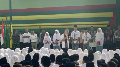 Menko Pangan Zulkifli Hasan tersenyum ramah menyapa siswa madrasah saat meninjau pembagian Makan Bergizi Gratis di MAN 1 Jepara