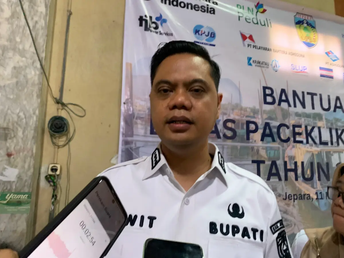 Bupati Jepara Witiarso Utomo sedang memaparkan capaian realisasi pendapatan daerah dalam Rapat Paripurna LKPJ TA 2025 di Gedung DPRD Jepara.