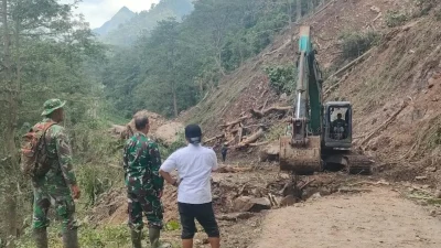 Longsor Susulan Tebing 100 Meter Putus Akses Utama Desa Tempur Jepara, Ini Jalur Alternatifnya