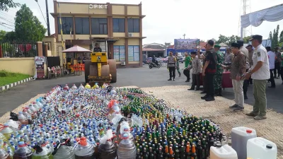 Jajaran Forkopimda dan Kapolres Jepara memusnahkan ribuan botol miras ilegal di halaman Mapolres Jepara.