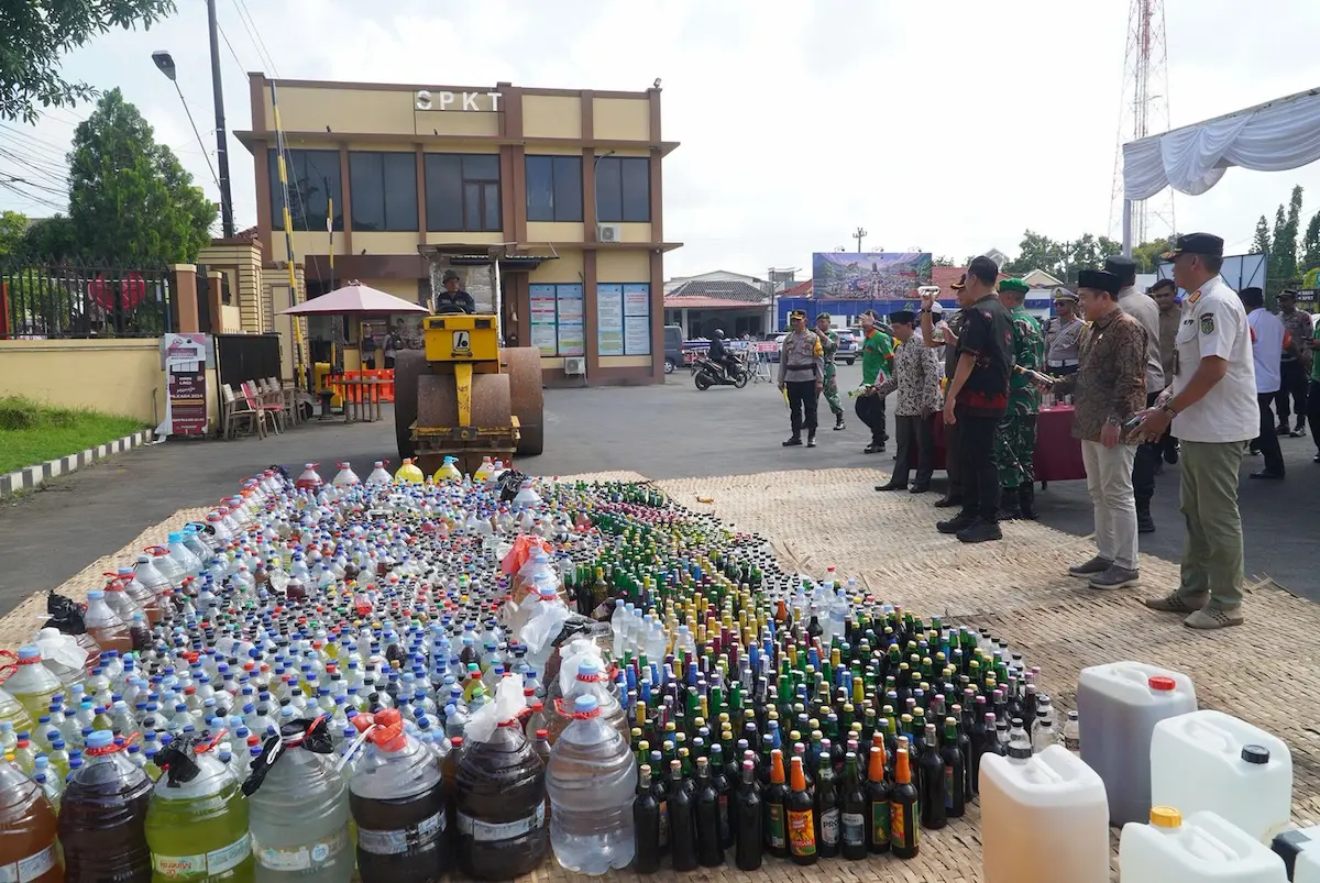 Jajaran Forkopimda dan Kapolres Jepara memusnahkan ribuan botol miras ilegal di halaman Mapolres Jepara.