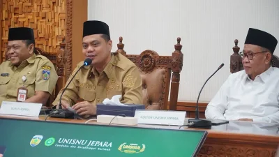 Bupati Jepara Witiarso Utomo sedang berdiskusi dengan Rektor Unisnu terkait program bantuan UKT bagi mahasiswa Jepara.