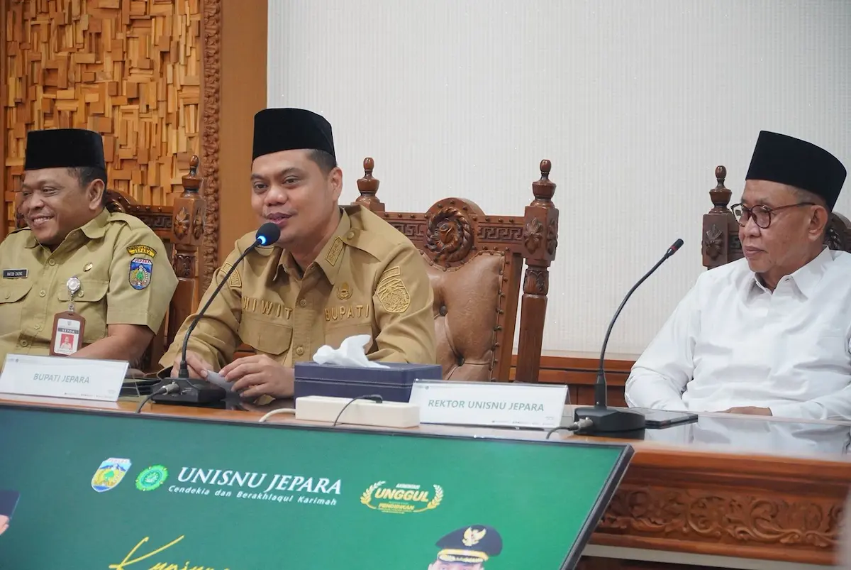 Bupati Jepara Witiarso Utomo sedang berdiskusi dengan Rektor Unisnu terkait program bantuan UKT bagi mahasiswa Jepara.