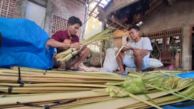 Berkah Bodo Kupat! Pedagang Janur di Jepara Ini Mampu Kantongi Omzet Rp 3 Juta Sehari