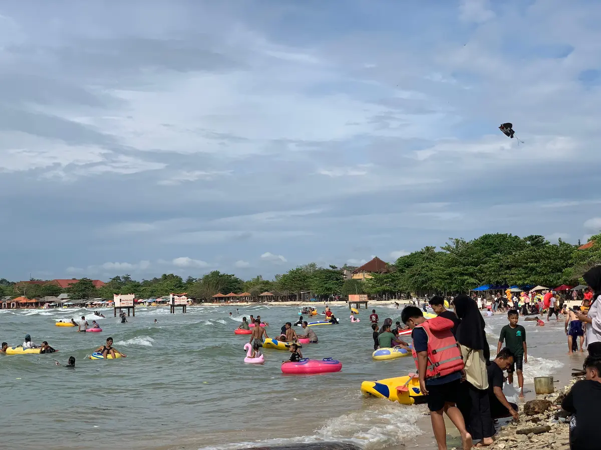 Suasana ramai pengunjung yang sedang menikmati masa libur Lebaran di kawasan wisata Pantai Tirto Samudera Bandengan Jepara.