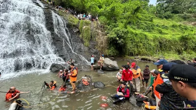 Potret kepanikan dan proses evakuasi korban tenggelam oleh tim SAR gabungan di kawasan Air Terjun Watu Bobot Jepara.