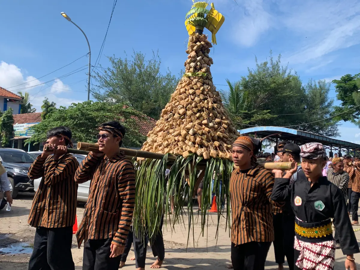 Potret arak-arakan dua gunungan kupat lepet yang dibawa menuju lapangan Pantai Kartini dalam perayaan Pesta Lomban Jepara.