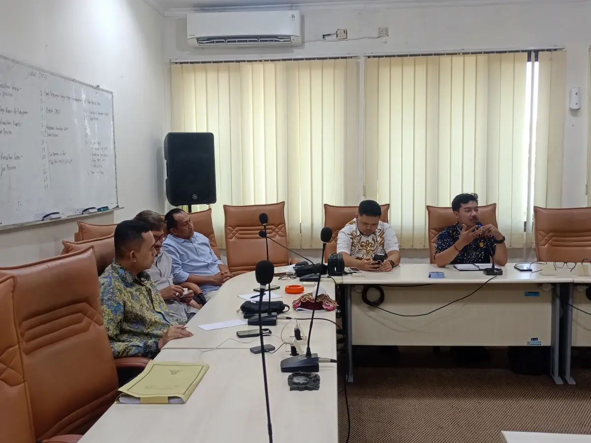 Suasana rapat koordinasi antara Komisi D DPRD Kendal bersama tim SPPG dan Dinas Pendidikan yang membahas evaluasi program Makan Bergizi Gratis (MBG).
