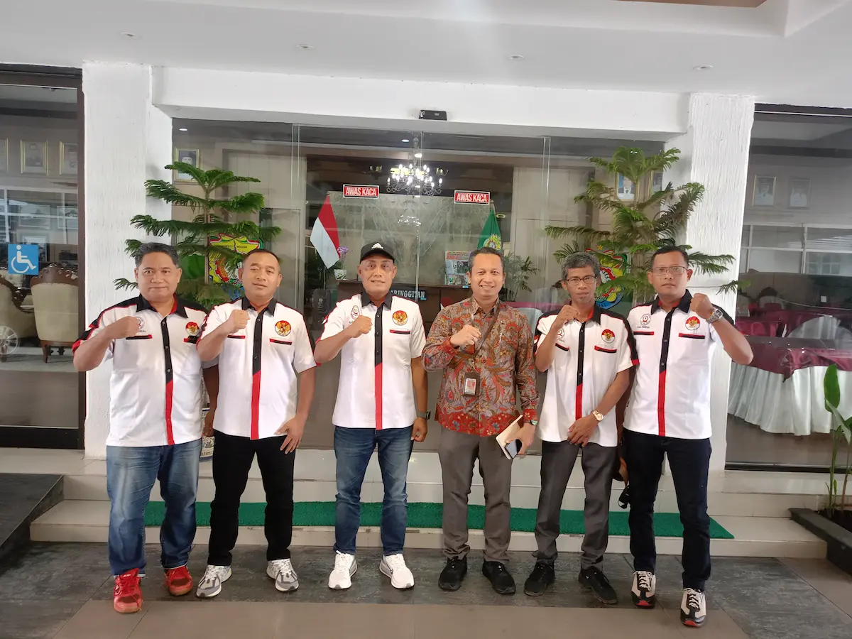 Pengurus ISSI Kendal bersama Kepala Disporapar berfoto bersama usai memberikan keterangan pers terkait persiapan kejuaraan Kendal Downhill Berdikari 2026.