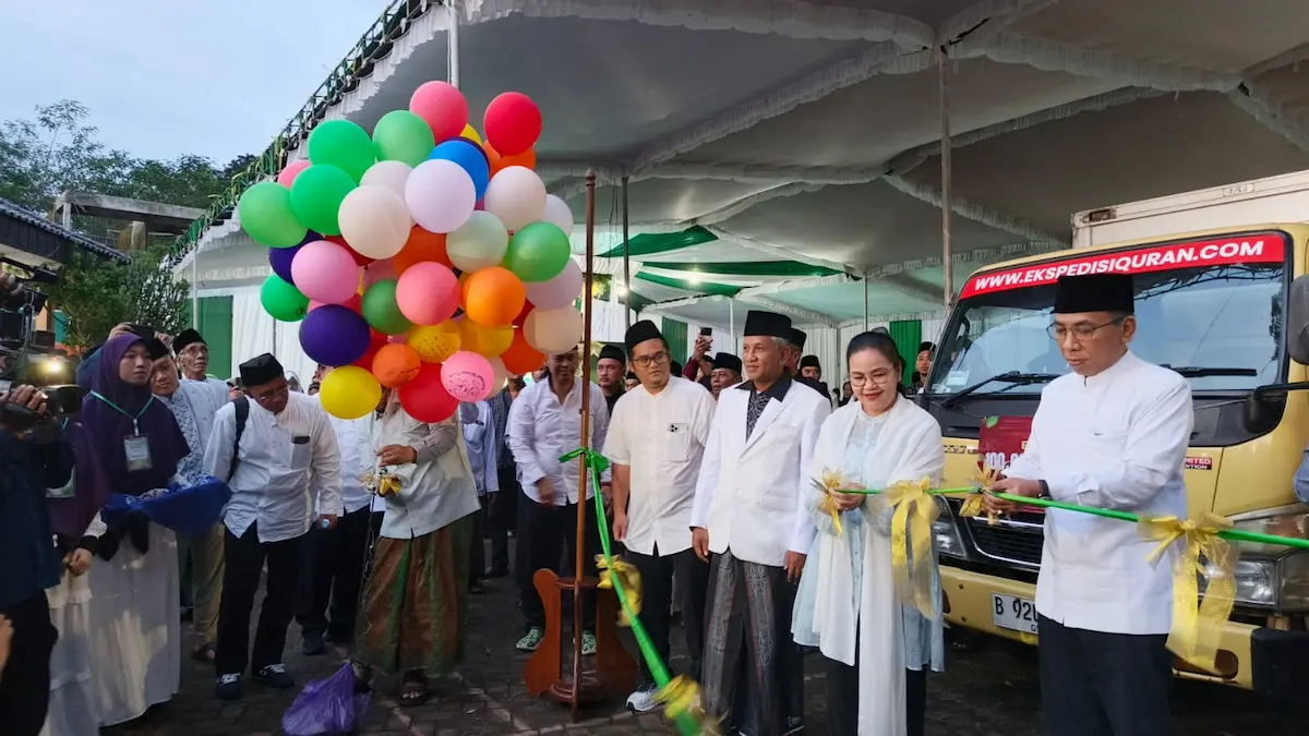 Gus Yahya memotong pita tanda pelepasan armada truk pengangkut bantuan Al-Qur'an dan puluhan ton telur untuk para santri di Semarang.