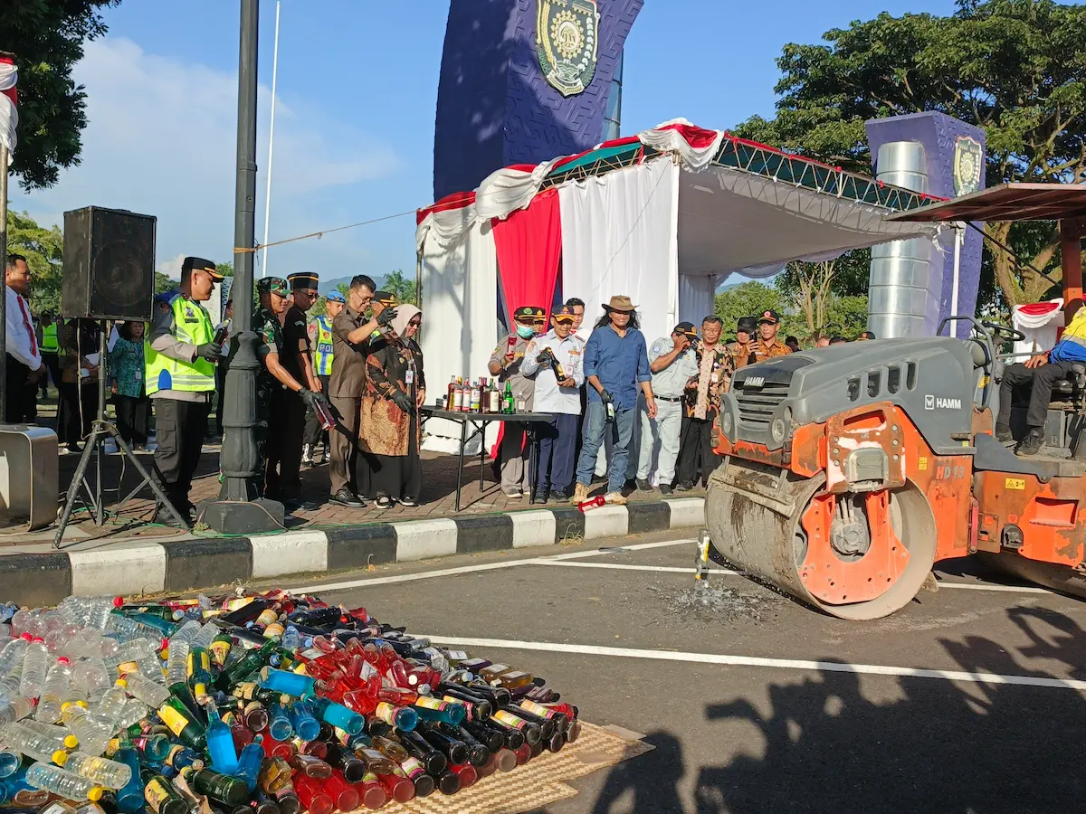 Alat berat melindas ribuan botol minuman keras hasil razia Polres Purworejo di depan Kantor Bupati menjelang Idulfitri 2026.
